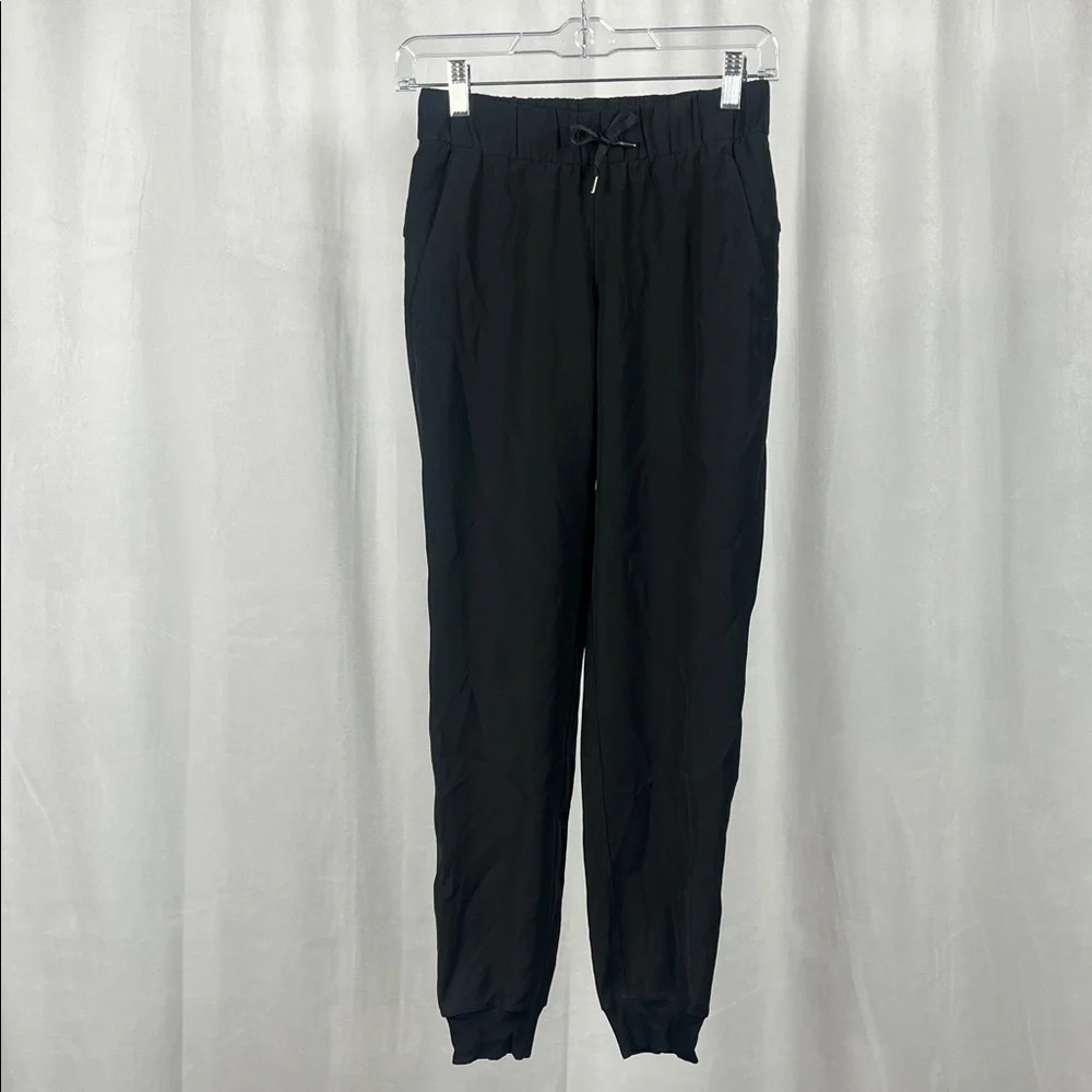 Lululemon On The Fly Jogger‎ in Black.